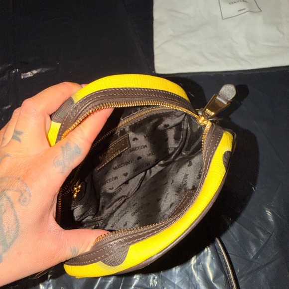 Moschino Yellow SpongeBob Crossbody Bag - Picture 11 of 11